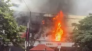 Kerala : कोझिकोड के टेक्सटाइल शोरूम में भीषण आग लग गई Kerala : कोझिकोड के टेक्सटाइल शोरूम में भीषण आग लग गई