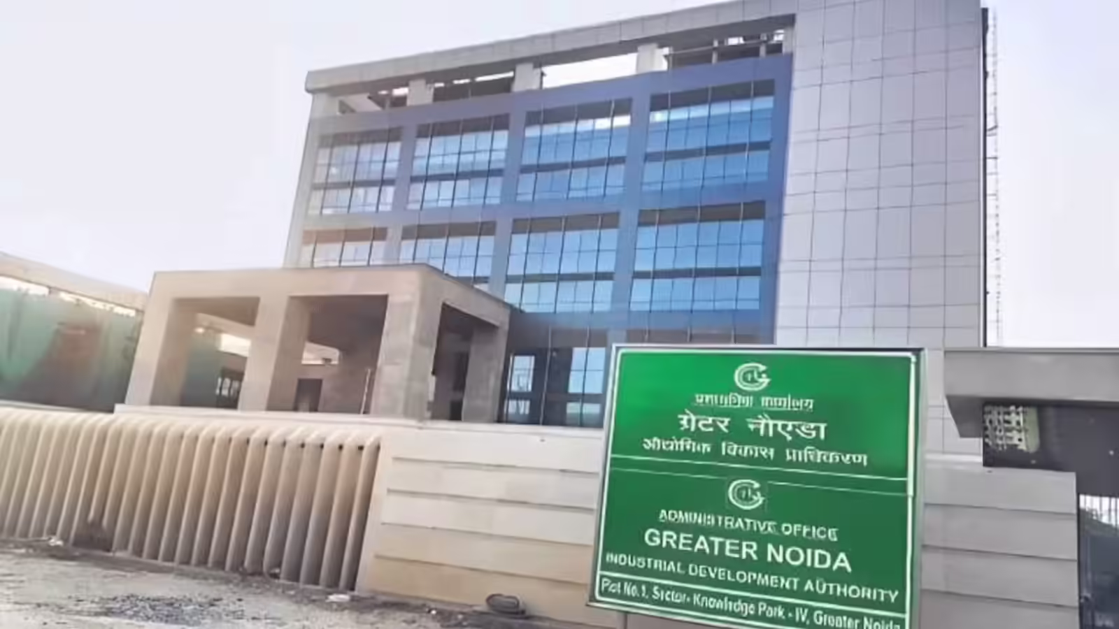 Noida: ट्रांसफर आदेश के बावजूद कार्यस्थल पर स्थिरता