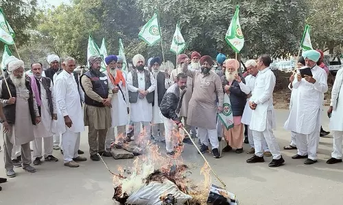 Haryana के किसानों ने भारत-अमेरिका व्यापार समझौते के विरोध में पीएम मोदी और ट्रंप के पुतले जलाए