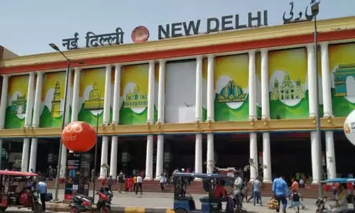 New Delhi: आनंद विहार और नई दिल्ली स्टेशन पर यात्रियों का सैलाब New Delhi: आनंद विहार और नई दिल्ली स्टेशन पर यात्रियों का सैलाब