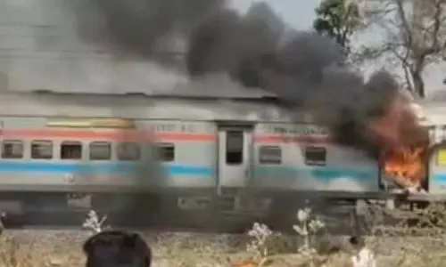 New Delhi-Chennai एक्सप्रेस ट्रेन के कोच में आग लगी, कोई हताहत नहीं New Delhi-Chennai एक्सप्रेस ट्रेन के कोच में आग लगी, कोई हताहत नहीं