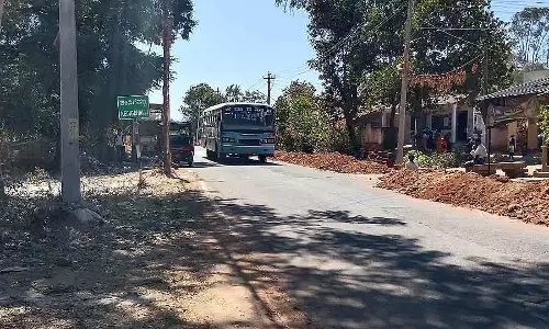 Government बसें समय का पालन नहीं कर रही हैं: तिप्तूर-चिक्कनायकनहल्ली रूट पर ट्रैफिक बाधित Government बसें समय का पालन नहीं कर रही हैं: तिप्तूर-चिक्कनायकनहल्ली रूट पर ट्रैफिक बाधित