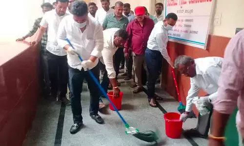 Karnataka: विधायक रंगनाथ ने कुनिगल तालुक कार्यालय की सफाई की Karnataka: विधायक रंगनाथ ने कुनिगल तालुक कार्यालय की सफाई की