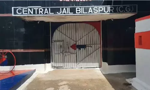 हंसिया से कैदी ने खुद पर किया हमला, सेंट्रल जेल में हड़कंप हंसिया से कैदी ने खुद पर किया हमला, सेंट्रल जेल में हड़कंप
