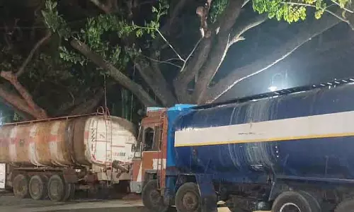 Tumkur : राजाकालुवा में केमिकल कचरा फेंका गया, दो टैंकर जब्त किए गए Tumkur : राजाकालुवा में केमिकल कचरा फेंका गया, दो टैंकर जब्त किए गए
