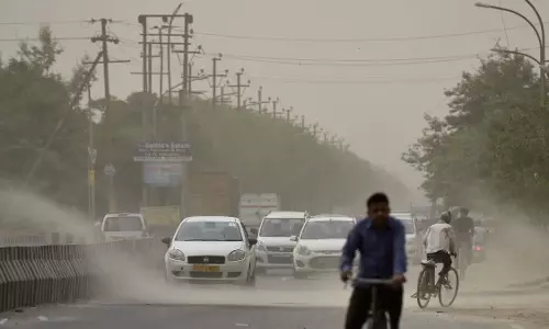 Lucknow: कई जिलों में बारिश और तेज आंधी की चेतावनी जारी