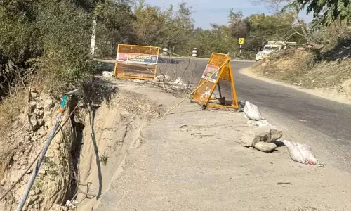 Hoshiarpur-Himachal के बीच चोहाल तक का हिस्सा गड्ढों और कटाव से भरा हुआ है