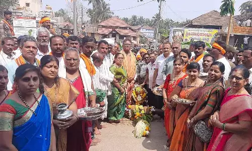 Karnataka : सिरसी मरिकम्बा रथ बनाने के लिए लकड़ी के टुकड़ों का आना Karnataka : सिरसी मरिकम्बा रथ बनाने के लिए लकड़ी के टुकड़ों का आना