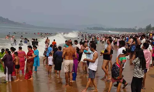 Shivaratri अमावस्या के मौके पर पिंडदान: माजली में समुद्र स्नान एक लोकप्रिय कार्यक्रम है Shivaratri अमावस्या के मौके पर पिंडदान: माजली में समुद्र स्नान एक लोकप्रिय कार्यक्रम है