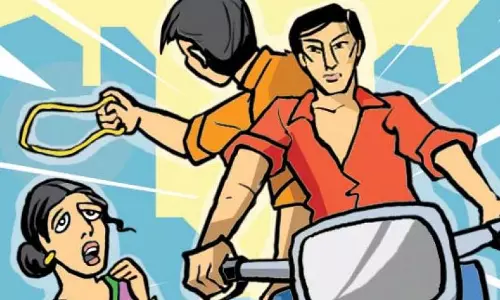 जुबली हिल्स में Womanने इंजीनियर की सोने की चेन छीनी जुबली हिल्स में Womanने इंजीनियर की सोने की चेन छीनी