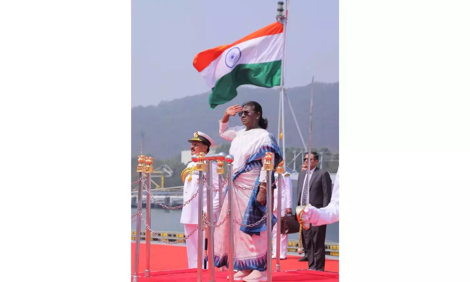 भारतीय नौसेना देश के समुद्री हितों की सुरक्षा में सतर्क है Murmu भारतीय नौसेना देश के समुद्री हितों की सुरक्षा में सतर्क है Murmu