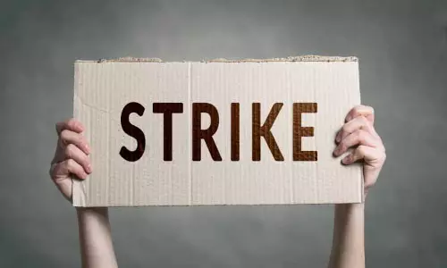 JAMMU: मेडिकल कर्मचारियों ने सैलरी में कटौती के खिलाफ 20 फरवरी को हड़ताल का ऐलान किया JAMMU: मेडिकल कर्मचारियों ने सैलरी में कटौती के खिलाफ 20 फरवरी को हड़ताल का ऐलान किया