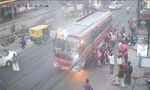 Kerala : एक प्राइवेट बस में चलती हुई आग लग गई Kerala : एक प्राइवेट बस में चलती हुई आग लग गई