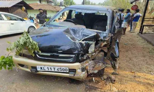 Kerala : कार दुर्घटना में तीन लोग घायल