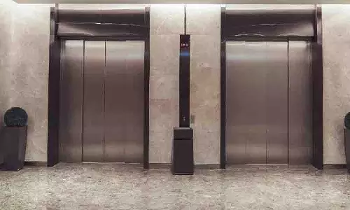 ग्रेटर नोएडा में 15वीं मंज़िल से Lift गिरी, महिला को कई गंभीर चोटें आईं