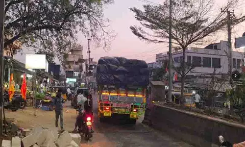 Tekulapalli Mandal में सड़कों पर अतिक्रमण से ट्रैफिक की समस्या बढ़ी