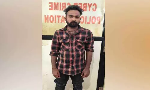 Kerala : फर्जी फेसबुक अकाउंट बनाकर पैसे ठगने के आरोप में कपल गिरफ्तार Kerala : फर्जी फेसबुक अकाउंट बनाकर पैसे ठगने के आरोप में कपल गिरफ्तार