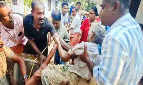 Kerala : पुलिस ने घर के पीछे कुएं में गिरी बुजुर्ग महिला को बचाया Kerala : पुलिस ने घर के पीछे कुएं में गिरी बुजुर्ग महिला को बचाया