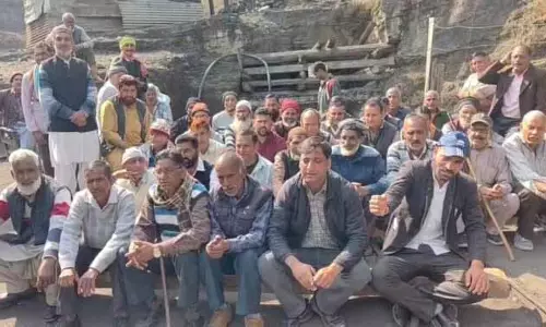 रिटायर्ड कोयला खदान कर्मचारियों ने Kalakot में विरोध प्रदर्शन किया रिटायर्ड कोयला खदान कर्मचारियों ने Kalakot में विरोध प्रदर्शन किया