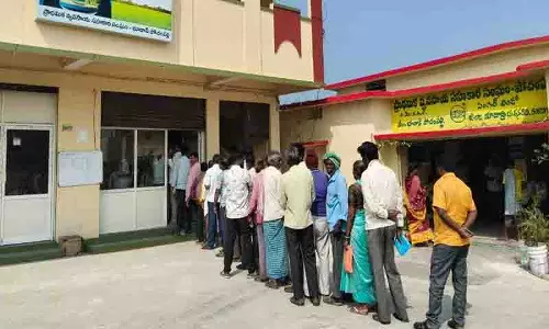 भूदान पोचमपल्ली में Urea के लिए किसानों में होड़ भूदान पोचमपल्ली में Urea के लिए किसानों में होड़