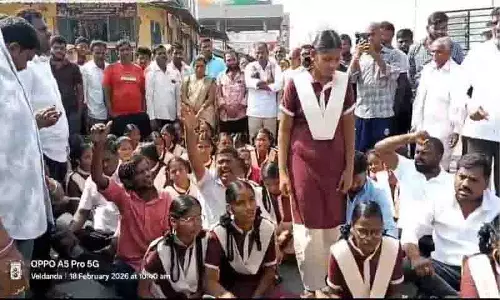 Veldanda Gurukulam में कीड़ा चावल परोसने के खिलाफ छात्रों ने हड़ताल की Veldanda Gurukulam में कीड़ा चावल परोसने के खिलाफ छात्रों ने हड़ताल की