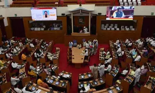 Odisha विधानसभा में हंगामा, बीजेडी और कांग्रेस विधायकों ने धान खरीद को लेकर प्रदर्शन किया Odisha विधानसभा में हंगामा, बीजेडी और कांग्रेस विधायकों ने धान खरीद को लेकर प्रदर्शन किया