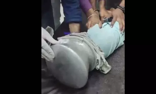 बच्चे ने बर्तन मुकुट समझकर अपने सिर पर रखा, फिर...मचा हड़कंप बच्चे ने बर्तन मुकुट समझकर अपने सिर पर रखा, फिर...मचा हड़कंप