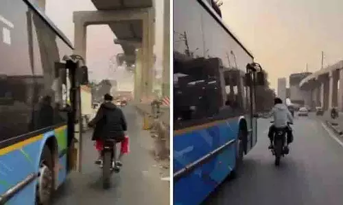 चलती बस के दरवाज़े बाइकर ने Reels के लिए खोले, दिल्ली का आदमी इस मामले में गिरफ्तार चलती बस के दरवाज़े बाइकर ने Reels के लिए खोले, दिल्ली का आदमी इस मामले में गिरफ्तार
