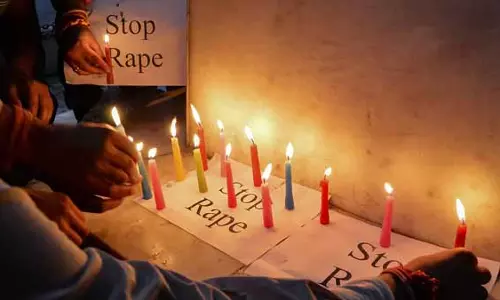 Salon मालिक ने जवान लड़की के साथ बलात्कार किया