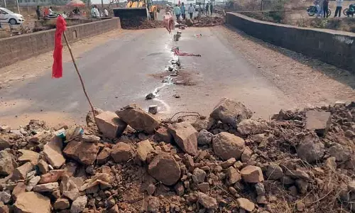 Gokak : पुल में दरार, यातायात बाधित Gokak : पुल में दरार, यातायात बाधित