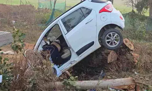 Medak जिले के कोलचरम में सड़क दुर्घटना.. कपड़ा व्यापारी की मौत