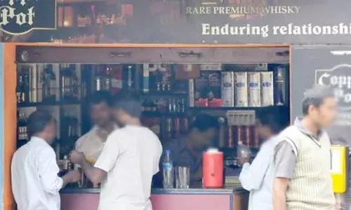 Kerala में बार के काम करने के घंटे बढ़ाने को लेकर विरोध प्रदर्शन शुरू Kerala में बार के काम करने के घंटे बढ़ाने को लेकर विरोध प्रदर्शन शुरू