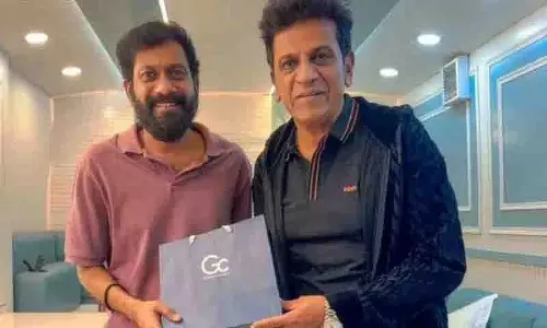 Peddhi से बहुत उम्मीदें.. शिव राजकुमार का बुचीबाबू को दिया गया खास तोहफ़ा वायरल हो रहा Peddhi से बहुत उम्मीदें.. शिव राजकुमार का बुचीबाबू को दिया गया खास तोहफ़ा वायरल हो रहा