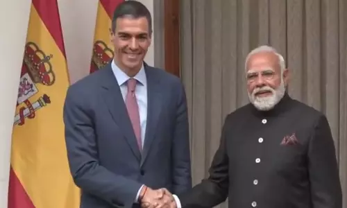 Narendra Modi ने स्पेन के राष्ट्रपति पेड्रो सांचेज़ का स्वागत किया Narendra Modi ने स्पेन के राष्ट्रपति पेड्रो सांचेज़ का स्वागत किया
