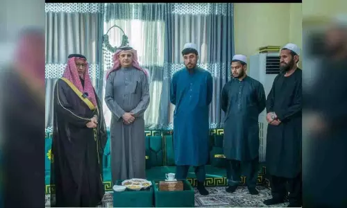 Saudi की मध्यस्थता के बाद अफ़गानिस्तान ने 3 पाकिस्तानी सैनिकों को रिहा किया Saudi की मध्यस्थता के बाद अफ़गानिस्तान ने 3 पाकिस्तानी सैनिकों को रिहा किया
