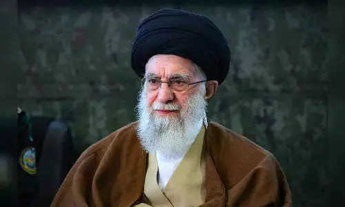 Iran के खामेनेई ने खाड़ी में अमेरिकी युद्धपोतों को डुबोने की धमकी दी Iran के खामेनेई ने खाड़ी में अमेरिकी युद्धपोतों को डुबोने की धमकी दी