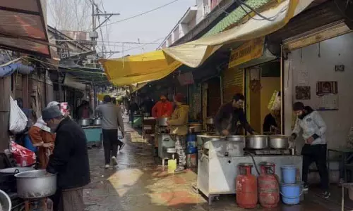 Srinagar की पाक-कला वाली गली मुश्किल समय में भी टिकी हुई, खाने के शौकीनों को अपनी ओर खींचती