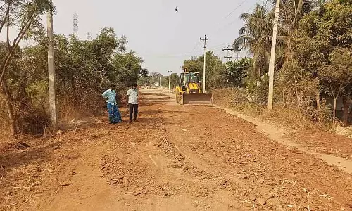 Karnataka: गांववालों ने डोनेशन से सड़क की मरम्मत की Karnataka: गांववालों ने डोनेशन से सड़क की मरम्मत की