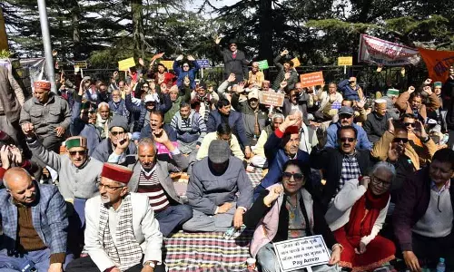 पेंशनर्स ने Shimla में विधानसभा के बाहर विरोध प्रदर्शन किया