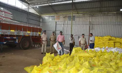 Hunsur के बाहरी इलाके गुजरी में अवैध भंडारण: यूरिया खाद के 1,300 बैग जब्त
