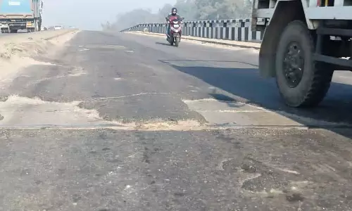 लुधियाना से दोराहा तक गड्ढों से भरे NH पर स्थानीय लोगों का गुस्सा लुधियाना से दोराहा तक गड्ढों से भरे NH पर स्थानीय लोगों का गुस्सा