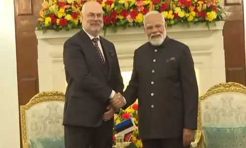 PM मोदी ने इंडिया एआई इम्पैक्ट समिट में एस्टोनिया के राष्ट्रपति अलार कारिस से मुलाकात की PM मोदी ने इंडिया एआई इम्पैक्ट समिट में एस्टोनिया के राष्ट्रपति अलार कारिस से मुलाकात की
