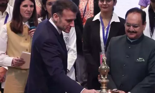 Macron ने वीजा प्रक्रिया को सरल बनाने और भारतीय छात्रों के लिए अंग्रेजी में पाठ्यक्रम पढ़ाने की घोषणा की Macron ने वीजा प्रक्रिया को सरल बनाने और भारतीय छात्रों के लिए अंग्रेजी में पाठ्यक्रम पढ़ाने की घोषणा की