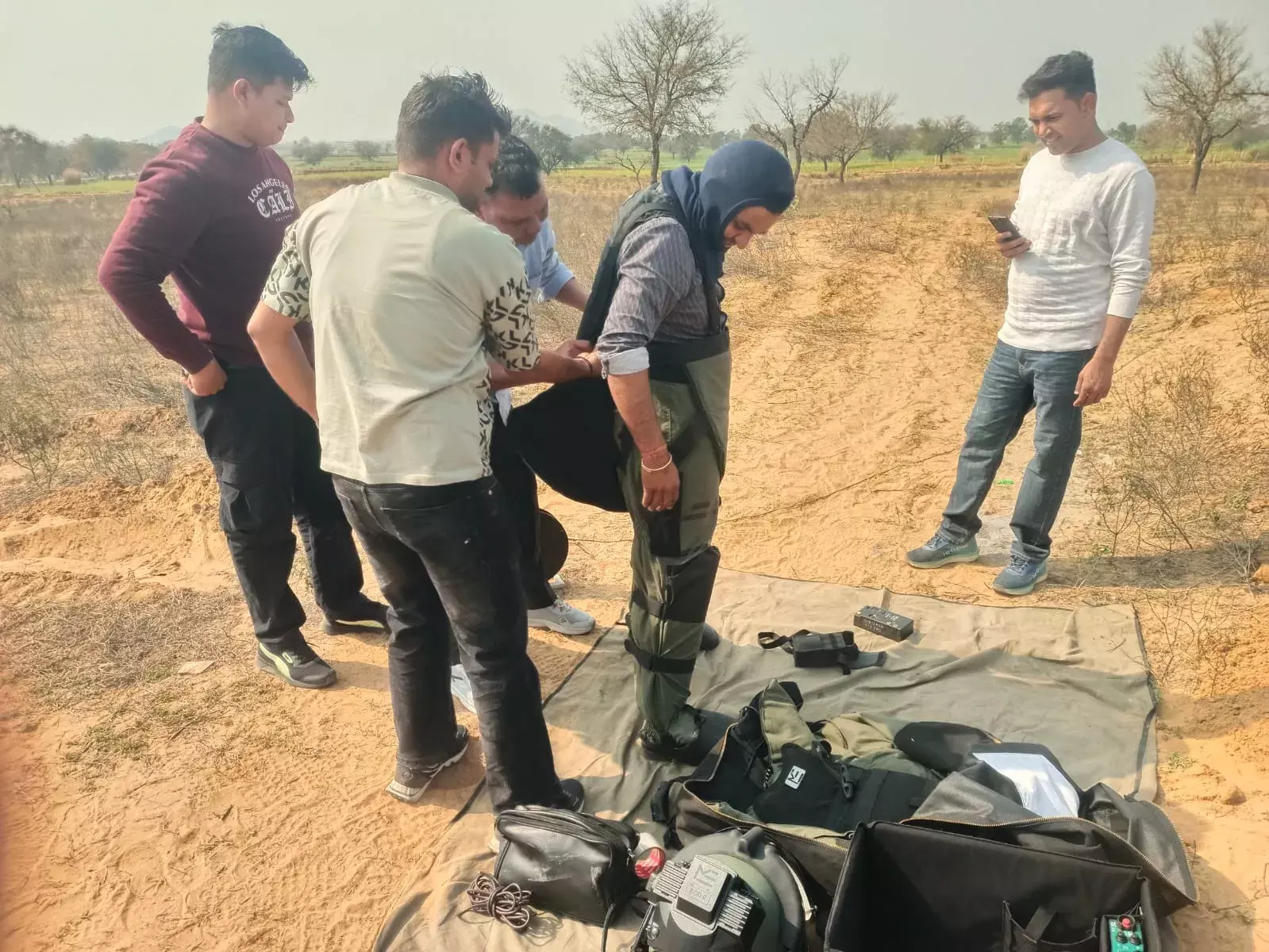 Bhiwani: खानक के खेतों में मिला विस्फोटक, बम निरोधक पहुंचे Bhiwani: खानक के खेतों में मिला विस्फोटक, बम निरोधक पहुंचे