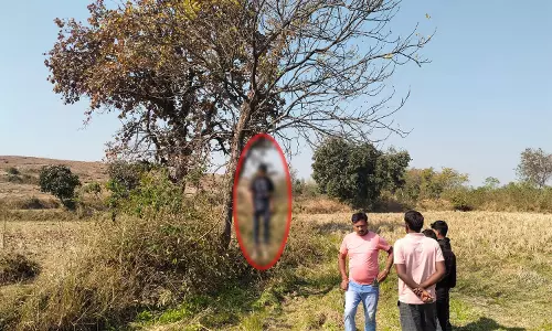 CG: खेत में पेड़ से लटकी मिली युवक की लाश, फैली सनसनी