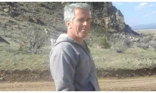 Jeffrey Epstein के आसपास इतने सारे शक्तिशाली लोग चुप क्यों रहे? Jeffrey Epstein के आसपास इतने सारे शक्तिशाली लोग चुप क्यों रहे?