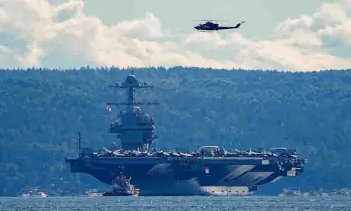 Iran पर बातचीत के बीच US ने मिडिल ईस्ट में 50 जेट वाले F-22s, F-35s, F-16s भेजे Iran पर बातचीत के बीच US ने मिडिल ईस्ट में 50 जेट वाले F-22s, F-35s, F-16s भेजे