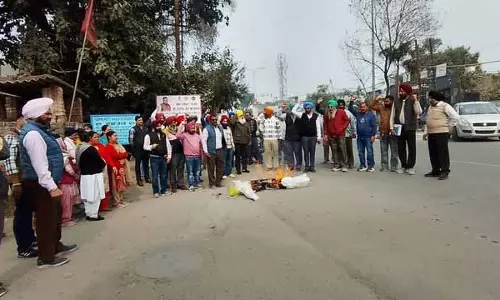 Amritsar: पावरकॉम की ज़मीन के ट्रांसफर का कर्मचारियों ने किया विरोध Amritsar: पावरकॉम की ज़मीन के ट्रांसफर का कर्मचारियों ने किया विरोध