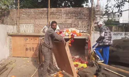 नगर निगम ने Sakatri Bagh से अतिक्रमण हटाया, पुलिस का सहयोग मिला