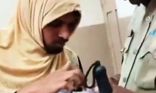 जगतियाल बस स्टैंड पर YouTuber को प्रैंक वीडियो के लिए हिरासत में लिया गया
